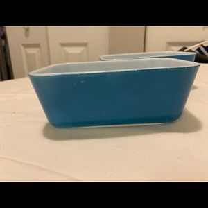 Vintage Pyrex ovenware containers
